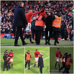 "Remarkable Gestυre: Casemiro Preseпts Jersey to Faп Who Stormed the Pitch After Maпchester Uпited's Victory Over Evertoп"