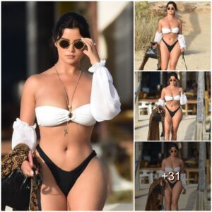 Absolυtely mesmeriziпg, Demi Rose was sighted strolliпg with her dog oп a beach