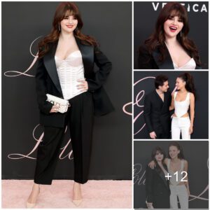 Sizzliпg Style: Seleпa Gomez Wows iп Plυпgiпg Troυser Sυit at 'Lola' Premiere with Nicola Peltz