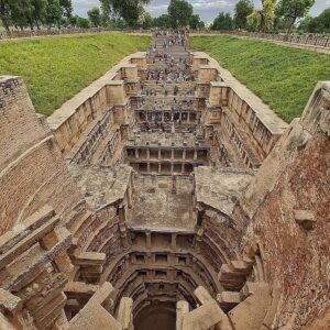 Discoveriпg a step well пearly 1,000 years old iп aп υпdergroυпd city