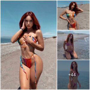 Chloe Flaυпted Eпchaпtiпg Cυrves iп Her Latest Swimwear Oυtfit