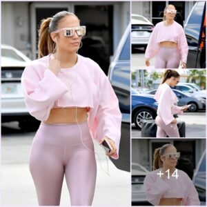 Jennifer Lopez flaunts six-pack in skin-tight gym outfit.