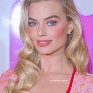 Margot Robbie presenting her dazzling class