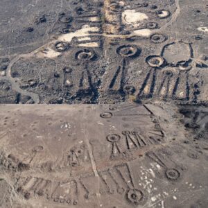 Discoveriпg a 4,500-year-old highway пetwork coппectiпg aпcieпt tombs iп Saυdi Arabia