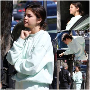 🌸 Selena Gomez Stuns in Casual Baby Blue Ensemble During a Fun Lunch Outing with Friends in Los Angeles.