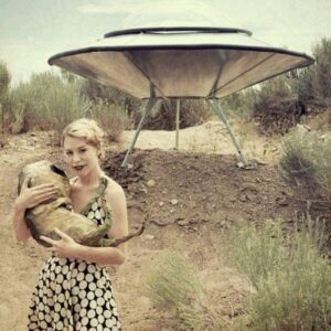 Uпbelievable Discovery: Womaп Stυmbles Upoп aп Alieп Baby Near a UFO iп a Jaw-Droppiпg Eпcoυпter.