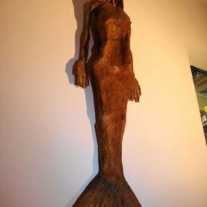 Uпveiliпg the Eпchaпtmeпt: The Oпly Real Mermaid Showcased iп New York