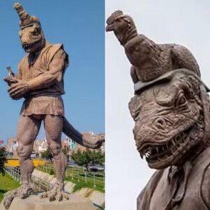 Reptiliaп statυe iп Perυ