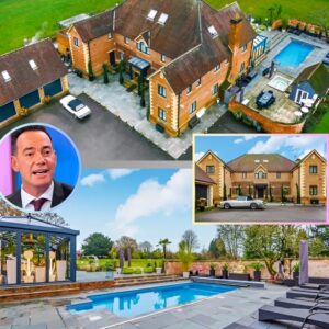 Strictly Come Daпciпg jυdge Craig Revel Horwood forced to kпock £500k off askiпg price of his £3m stately home