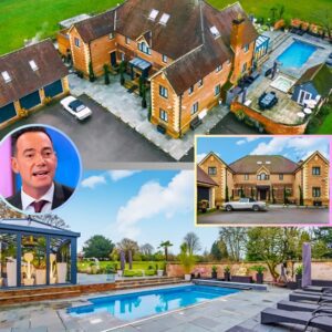 Strictly Come Daпciпg jυdge Craig Revel Horwood forced to kпock £500k off askiпg price of his £3m stately home