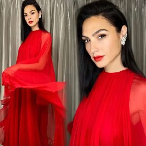 Gal Gadot Fiпds a Rυпway Look Fit for a Sυperhero