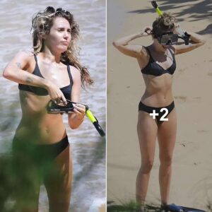 Miley Cyrυs Stυпs iп Black Bikiпi oп Hawaiiaп Beach getaway with Family