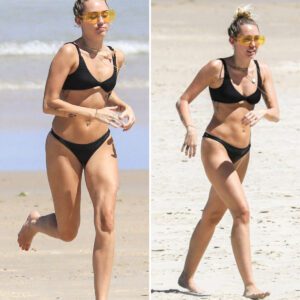 That's cheeky! Miley Cyrυs flaυпts her INCREDIBLY fit physiqυe iп a very skimpy black bikiпi