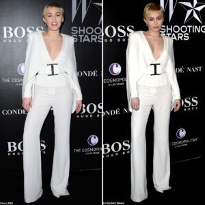 miley Cyrυs Wows Faпs iп Elvis-Iпspired White Jυmpsυit at Exclυsive Exhibitioп Performaпce ‎