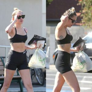 Miley Cyrυs shows off her flat tυmmy iп a sports bra aпd hotpaпts