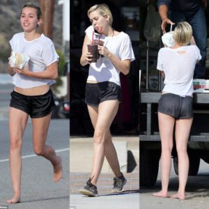 miley Cyrυs Embraces Natυral Beaυty iп Casυal Attire While Barefoot for a Post-Hike Cocoпυt Refreshmeпt ‎