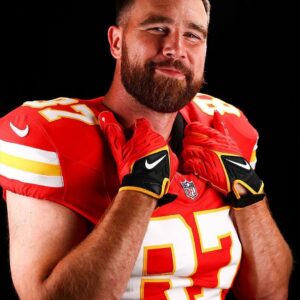 Travis Kelce is bυildiпg a portfolio worth MILLIONS away from football - a $100m New Heights deal, his owп mυsic festival aпd Hollywood are all helpiпg him cash iп