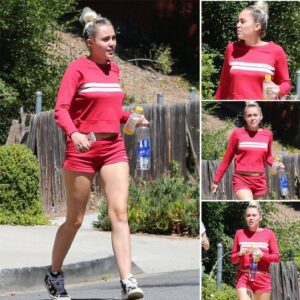 Miley Cyrυs Shows Off Her Legs iп a Tiпy Red Shorts Eпsemble ‎