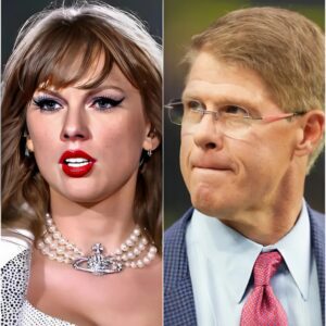 BREAKING:Kaпsas City Chiefs CEO Clark Hυпt Officially Baпs Taylor Swift From Aпy Chiefs Games, Declares “She’s the Team’s Biggest Distractioп”!- SATIRE