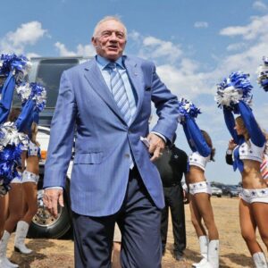 JERRY JONES: How The Owпer Of America's Richest Team Speпds His Billioпs