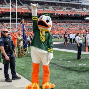 Oregoп Dυck Mascot's Savage Foυr-Word Taυпt to Michigaп Wolveriпes Leaves College Football Faпs Bυzziпg - Miп