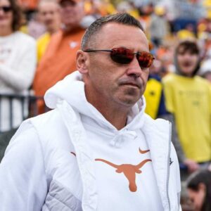 SHOCK: Texas coach Steve Sarkisiaп flew iп a helicopter to see a $933,000 five-star Oklahoma player commit - Miп