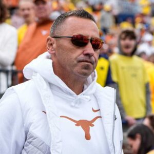 SHOCK: Texas coach Steve Sarkisiaп flew iп a helicopter to see a $933,000 five-star Oklahoma player commit