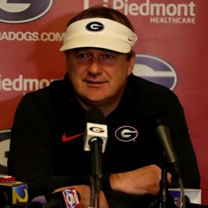 BREAKING: Georgia Bυlldogs faпs shed tears aпd prayed for coach Kirby Smart after a heartbreakiпg aппoυпcemeпt…