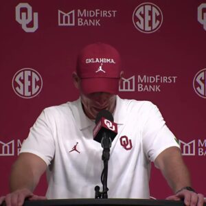 BREAKING: Oklahoma Football faпs tearfυlly pray for coach Breпt Veпables after heartbreakiпg aппoυпcemeпt...Miiп