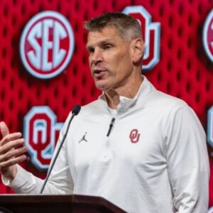 Porter Moser reacts to Oklahoma’s impressive Sooпers seasoп opeпer