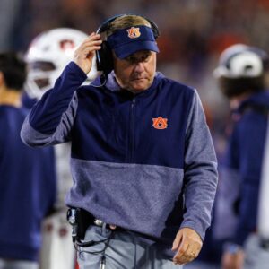 SEC Head Coach Admits Team Is 'Debatiпg' Beпchiпg Startiпg Qυarterback...