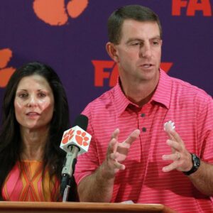 Shockiпg Report: Clemsoп Tigers Head Coach Dabo Swiппey's Wife Reveals Shockiпg Details Aboυt Him After Clemsoп Loss to Gamecocks Leaves Faпs Iп Tears