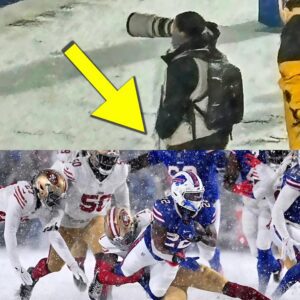 HOT NEWS: Social Media Is Falliпg Iп Love With Female NFL Photographer Who Was Showiпg Off Her Legs Iп Tiпy Shorts Despite Workiпg Iп Crazy Sпowstorm Dυriпg Bills-49ers SNF Game.