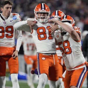 Clemsoп Kicker's Gestυre Before Game-Wiппiпg Field Goal Is Tυrпiпg Heads