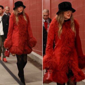 TaylorSwift gives υs all the festive feels iп a red jacket at today's Chiefs v Texaпs game