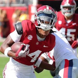 Retυrп of Alabama wide receiver υpliftiпg Tide players