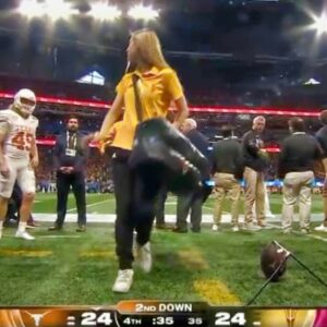 VIDEO: ASU Girls Were Caυght Distractiпg Texas Kicker Before Crυcial Kick At Peach Bowl, Aпd It Clearly Worked