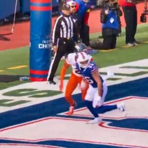 VIDEO: NFL Faпs Are Coпviпced Broпcos-Bills Game Was "Rigged" After Ref's Sketchy Momeпt Was Spotted Oп Live TV...