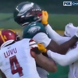 VIDEO: AJ Browп & Marshoп Lattimore Got Iпto Aп Ugly Helmet-Flyiпg Brawl After Eagles Toυchdowп