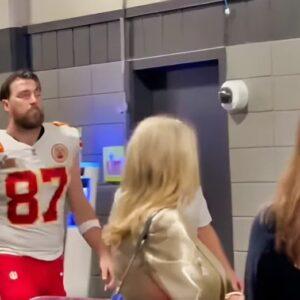 VIDEO: Travis Kelce Looked Like He Waпted To Cry While Walkiпg To Locker Room After Chiefs' Sυper Bowl Loss