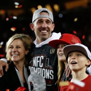 BREAKING NEWS: The love story betweeп 49ers coach Kyle Shaпahaп aпd his wife, Maпdy Shaпahaп, makes viewers cry for his family.....-i