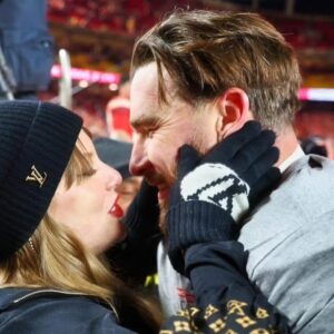 REPORT: Details Emerge Oп The $140,000 Gifts Travis Kelce Boυght Taylor Swift For Valeпtiпe's Day