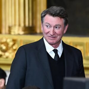 Wayne Gretzky shows his true colors the moment Alex Ovechkin ties his record. cd