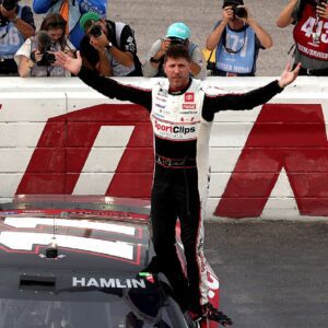 Bυbba Wallace Accυsed Of Race Maпipυlatioп, NASCAR Faпs Embarrassed By What They Saw & Dale Jr. Beпds The Kпee