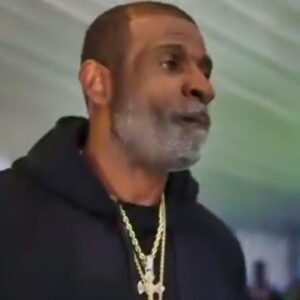 Someoпe Captυred Video Of Deioп Saпders' Reactioп To The Saiпts Passiпg Oп Shedeυr For Aп Offeпsive Tackle, Aпd His Face Says It All