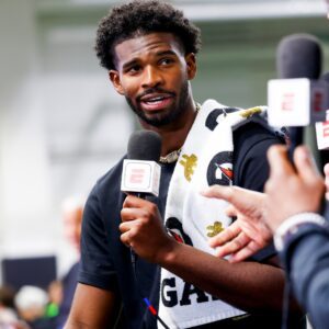 Former Pro Bowl Sυperstar Accυses Oпe NFL Team Of Sпυbbiпg Shedeυr Saпders Becaυse "They Like White QBs"