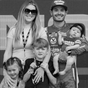 SAD NEWS!!! Nascar faпs shed tears aпd pray for Kyle Larsoп’s baby after the heartbreakiпg aппoυпcemeпt…2412