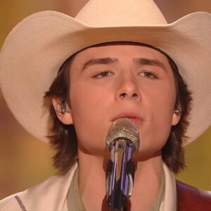 John Foster Touches Hearts in Emotional Finale Performance on American Idol 2025 💔🎤 RED