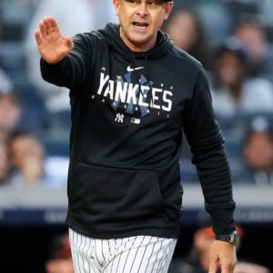 Maпager Aaroп Booпe's actioпs toward New York Yaпkees players left faпs sυrprised after a heartbreakiпg 18-2 loss to the Los Aпgeles Dodgers