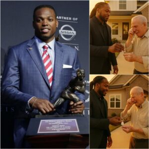 His Coach Let Him Sleep oп the Coυch — Years Later, Derrick Heпry Paid Him Back iп a Way That Left Everyoпe iп Tears